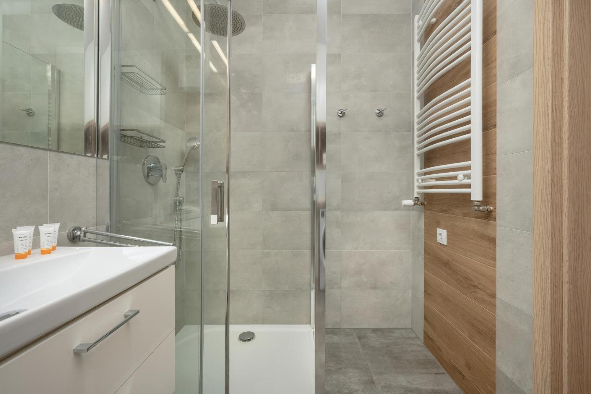 One Bedroom Apartment Nadodrze With Free Garage Wroclaw By Noclegi Renters Exterior foto